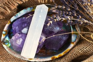How to cleanse crystals with selenite